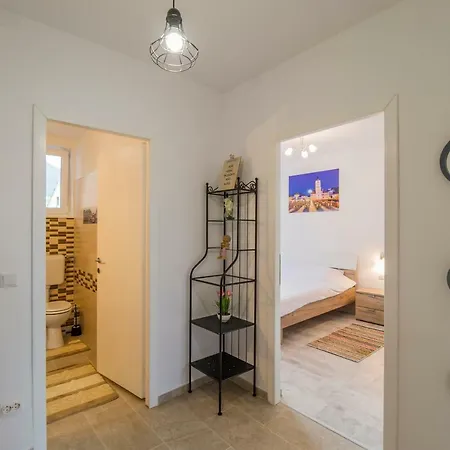 Longstreet Apartment *