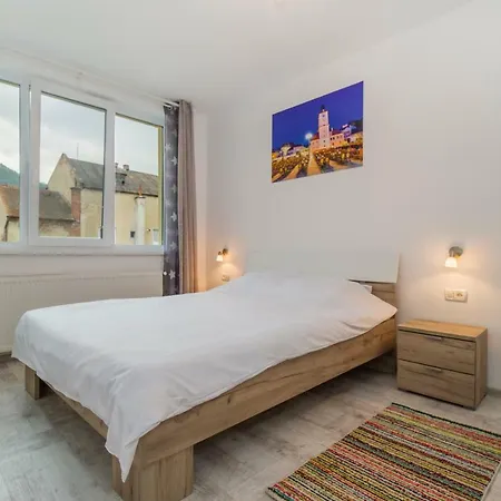 Longstreet Apartment *